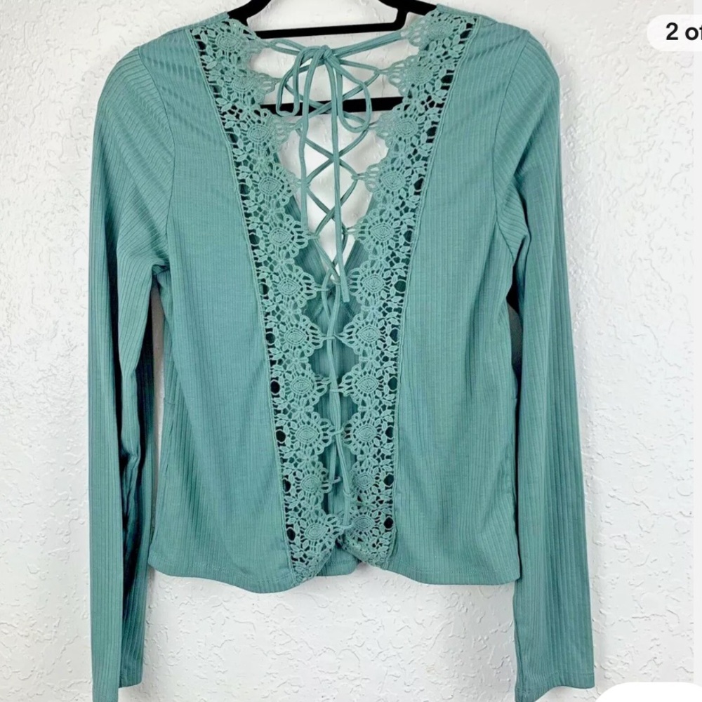 Willow and root lace up beautiful green top! Size small! From Buckle!